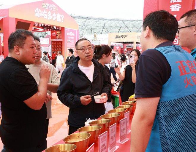 庭香火锅麻酱亮相2025重庆火博会冰球突破豪华版创新传统蘸料体验！正(图2)